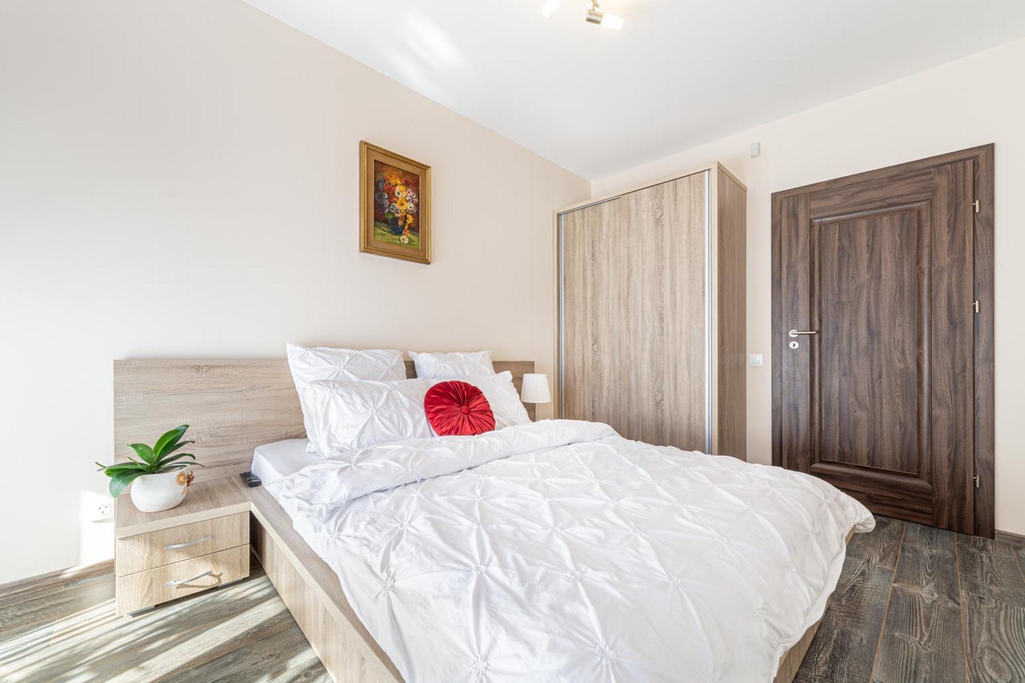 Ari - Ared Luxurious Apartments With Balcony & Free Parking Арад Экстерьер фото